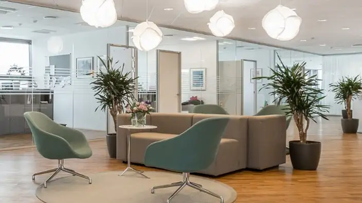 Patienterstatningens kontorer i København. Åbent og lyst loungeområde med udkig til kontorer.